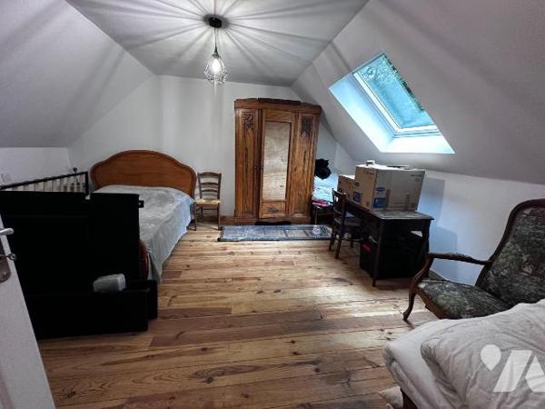 Dans un cadre boisé et calme, une maison individuelle entièrement rénovée comprenant au rez-de-...