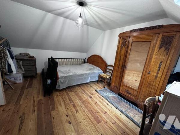 Dans un cadre boisé et calme, une maison individuelle entièrement rénovée comprenant au rez-de-...