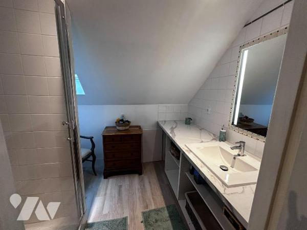 Dans un cadre boisé et calme, une maison individuelle entièrement rénovée comprenant au rez-de-...