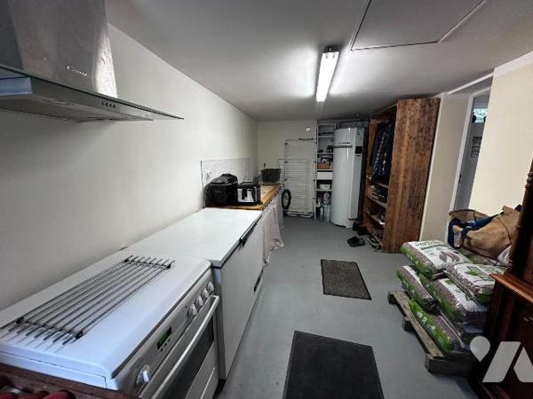 Dans un cadre boisé et calme, une maison individuelle entièrement rénovée comprenant au rez-de-...