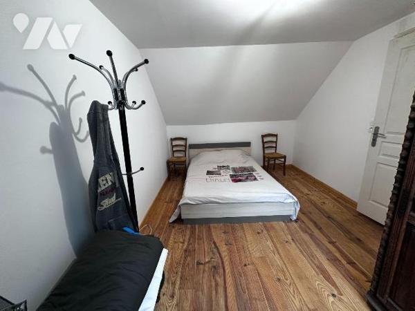 Dans un cadre boisé et calme, une maison individuelle entièrement rénovée comprenant au rez-de-...