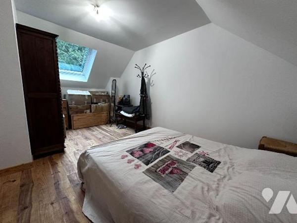 Dans un cadre boisé et calme, une maison individuelle entièrement rénovée comprenant au rez-de-...