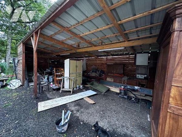 Dans un cadre boisé et calme, une maison individuelle entièrement rénovée comprenant au rez-de-...