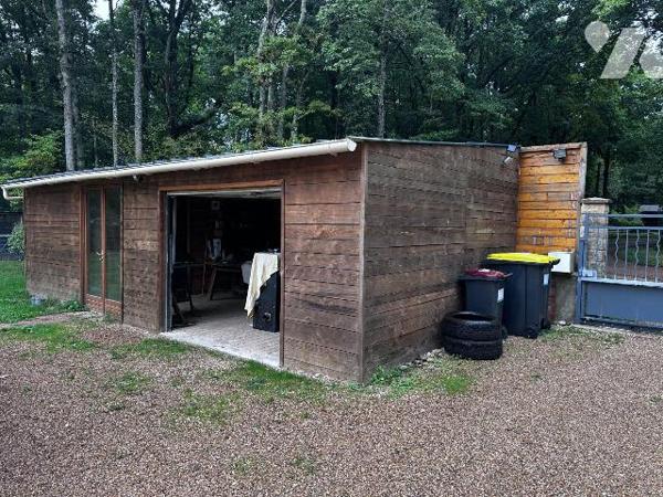 Dans un cadre boisé et calme, une maison individuelle entièrement rénovée comprenant au rez-de-...