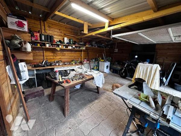 Dans un cadre boisé et calme, une maison individuelle entièrement rénovée comprenant au rez-de-...