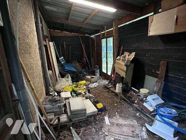 Dans un cadre boisé et calme, une maison individuelle entièrement rénovée comprenant au rez-de-...