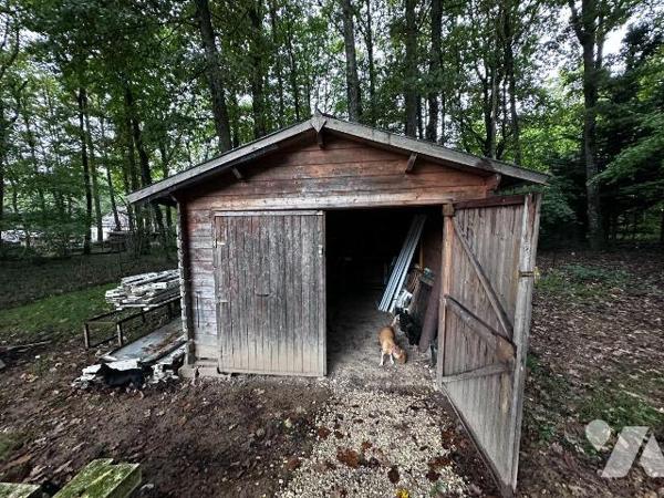 Dans un cadre boisé et calme, une maison individuelle entièrement rénovée comprenant au rez-de-...