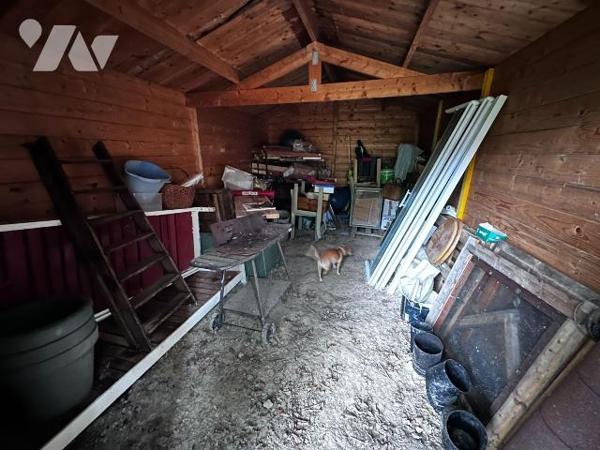 Dans un cadre boisé et calme, une maison individuelle entièrement rénovée comprenant au rez-de-...