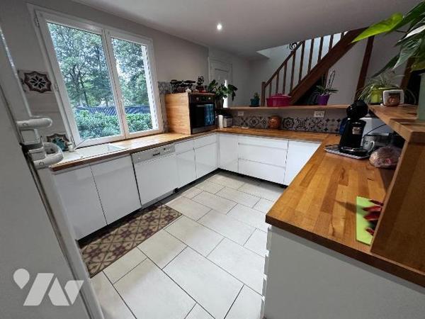 Dans un cadre boisé et calme, une maison individuelle entièrement rénovée comprenant au rez-de-...