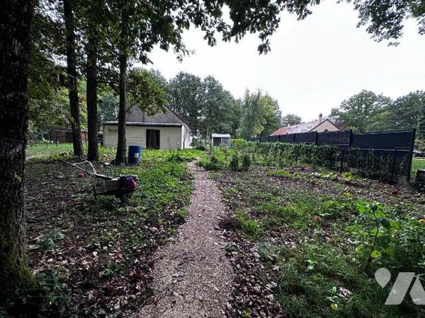 Dans un cadre boisé et calme, une maison individuelle entièrement rénovée comprenant au rez-de-...