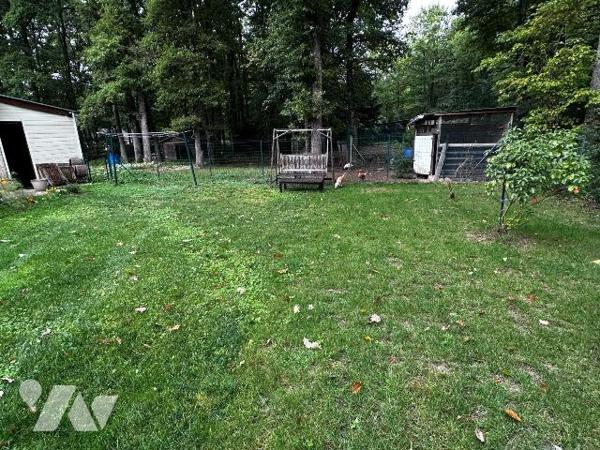 Dans un cadre boisé et calme, une maison individuelle entièrement rénovée comprenant au rez-de-...