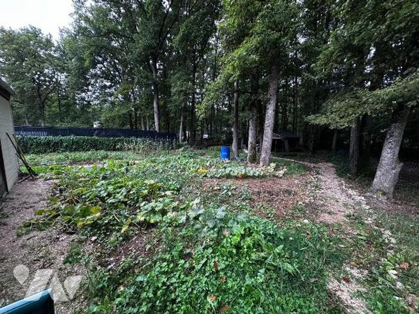 Dans un cadre boisé et calme, une maison individuelle entièrement rénovée comprenant au rez-de-...