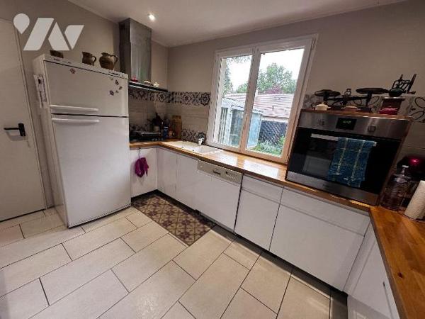 Dans un cadre boisé et calme, une maison individuelle entièrement rénovée comprenant au rez-de-...