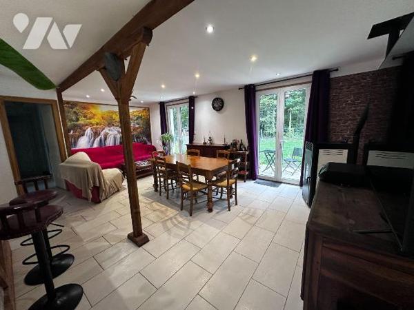 Dans un cadre boisé et calme, une maison individuelle entièrement rénovée comprenant au rez-de-...