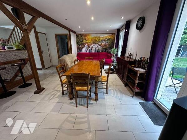 Dans un cadre boisé et calme, une maison individuelle entièrement rénovée comprenant au rez-de-...