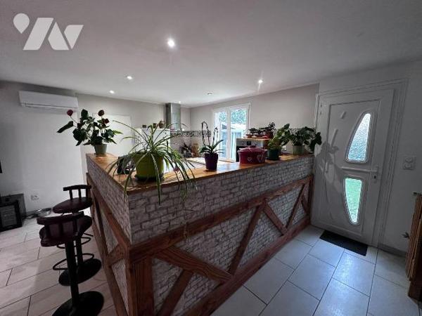 Dans un cadre boisé et calme, une maison individuelle entièrement rénovée comprenant au rez-de-...