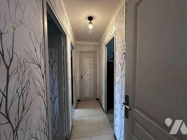 Dans un cadre boisé et calme, une maison individuelle entièrement rénovée comprenant au rez-de-...