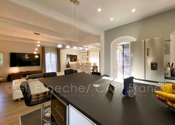 À VENDRE – MAISON 245 m² DIVISÉE EN DEUX LOGEMENTS – PISCINE, JARDIN ET GARAGE - VILLENEUVE LOUBET (06)