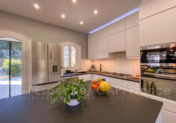 À VENDRE – MAISON 245 m² DIVISÉE EN DEUX LOGEMENTS – PISCINE, JARDIN ET GARAGE - VILLENEUVE LOUBET (06)