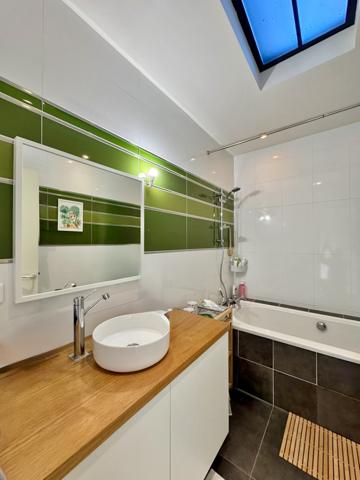 Maison  8 pièce(s)  5 chambre(s)  177.59 m²