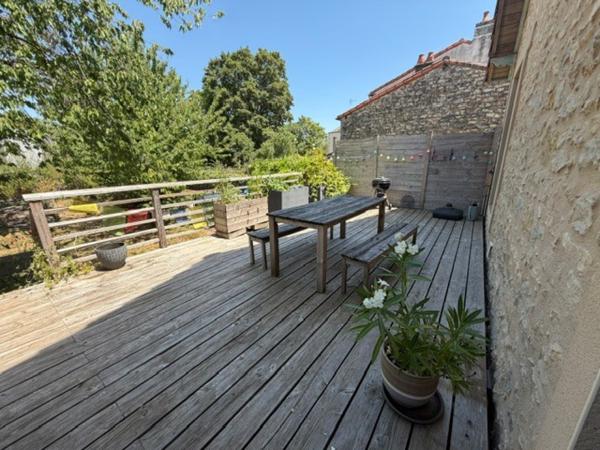 Maison
                                                                                                                                                                                                                                                                                                                        4 pièce(s)                                                                                                                                                                                                          2 chambre(s)                                                                                                                                                                                                          94  m²