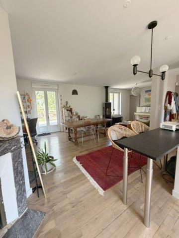Maison
                                                                                                                                                                                                                                                                                                                        4 pièce(s)                                                                                                                                                                                                          2 chambre(s)                                                                                                                                                                                                          94  m²