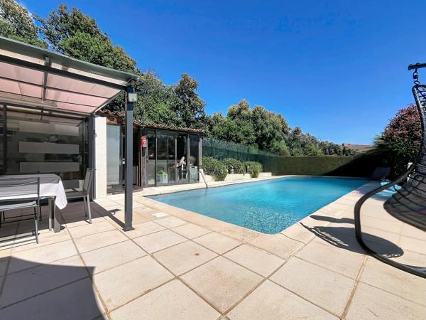 Villa 8 pièce(s) 5 chambre(s) 184 m²
