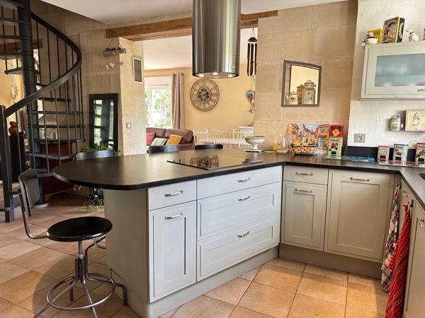 Maison à vendre 4 chambres, piscine, terrain de 3274m2 et dépendance aménagée
