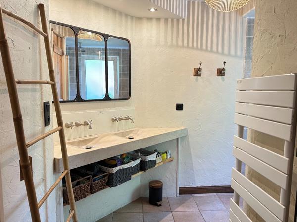 Maison à vendre 4 chambres, piscine, terrain de 3274m2 et dépendance aménagée
