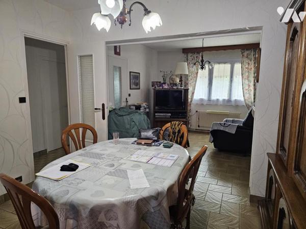 Maison type lotissement avec jardin et garage 