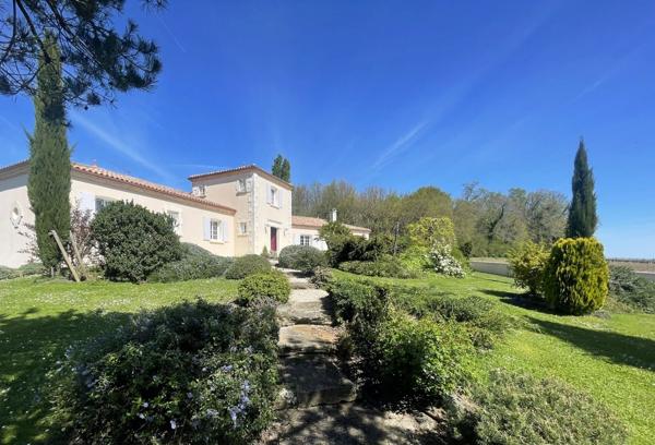 Villa d'architecte et gîte indépendant dans un parc paysager de plus de 4 000 m² SUD de COGNAC proche de BARBEZIEUX SAINT HILAIRE (16)
