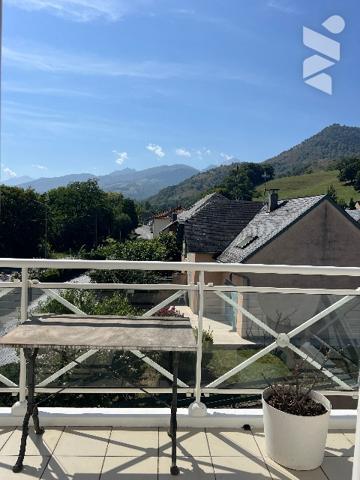 Appartement T4 95 m²  avec vue montagnes, cave, place de parking et garage sur BAGNERES DE BIGORRE.