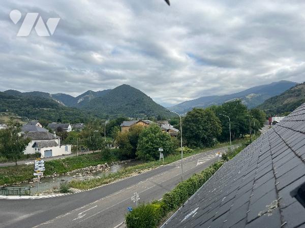 Appartement T4 95 m²  avec vue montagnes, cave, place de parking et garage sur BAGNERES DE BIGORRE.