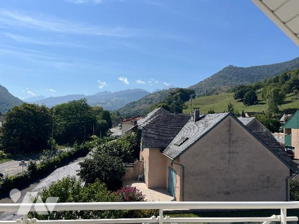 Appartement T4 95 m²  avec vue montagnes, cave, place de parking et garage sur BAGNERES DE BIGORRE.
