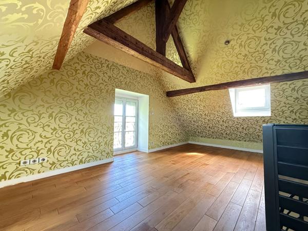 Appartement  Chilly-le-Vignoble / 5 pièce(s) / 2 chambres / 152 m²