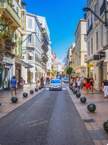 Cannes Banane : Droit au bail très bien situé, petit local tous commerces , sauf restauration avec extraction et bijouterie