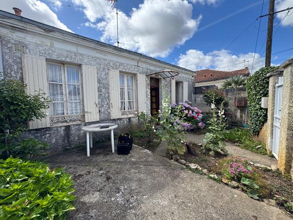 Maison Rochefort 40m² à rénover avec cour privative