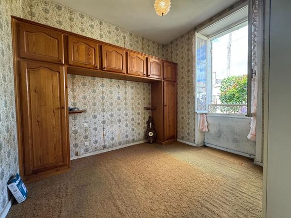 Maison Rochefort 40m² à rénover avec cour privative