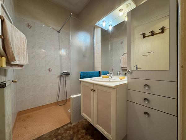 Maison Rochefort 40m² à rénover avec cour privative