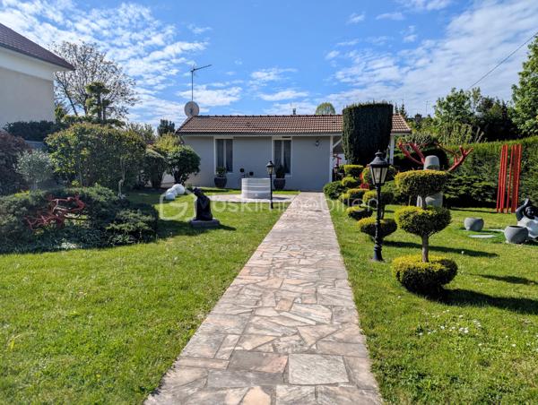 Dans un environnement paisible, venez découvrir cette charmante maison de plain-pied de 50m², offrant un cadre de vie idéal à Sucy-en-Brie.

Entrez et découvrez un intérieur fonctionnel et bien pensé, composé d'une entrée desservant une salle d'eau avec WC, une cuisine équipée, une chambre confortable et un agréable séjour.

L'atout majeur de ce bien ? Son exceptionnel extérieur plein sud ! Édifiée sur un vaste terrain de 730m², la maison vous invite à la détente avec ses deux grandes terrasses, dont un superbe espace couvert pour profiter des beaux jours en toute saison.

Une place de parking extérieure et une cabane de jardin complèteront ce bien.

A visiter sans tarder !