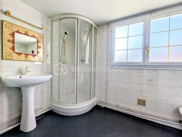 Dans un environnement paisible, venez découvrir cette charmante maison de plain-pied de 50m², offrant un cadre de vie idéal à Sucy-en-Brie.

Entrez et découvrez un intérieur fonctionnel et bien pensé, composé d'une entrée desservant une salle d'eau avec WC, une cuisine équipée, une chambre confortable et un agréable séjour.

L'atout majeur de ce bien ? Son exceptionnel extérieur plein sud ! Édifiée sur un vaste terrain de 730m², la maison vous invite à la détente avec ses deux grandes terrasses, dont un superbe espace couvert pour profiter des beaux jours en toute saison.

Une place de parking extérieure et une cabane de jardin complèteront ce bien.

A visiter sans tarder !