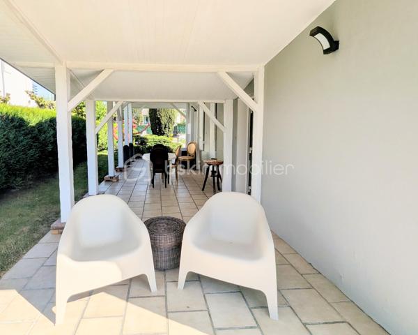 Dans un environnement paisible, venez découvrir cette charmante maison de plain-pied de 50m², offrant un cadre de vie idéal à Sucy-en-Brie.

Entrez et découvrez un intérieur fonctionnel et bien pensé, composé d'une entrée desservant une salle d'eau avec WC, une cuisine équipée, une chambre confortable et un agréable séjour.

L'atout majeur de ce bien ? Son exceptionnel extérieur plein sud ! Édifiée sur un vaste terrain de 730m², la maison vous invite à la détente avec ses deux grandes terrasses, dont un superbe espace couvert pour profiter des beaux jours en toute saison.

Une place de parking extérieure et une cabane de jardin complèteront ce bien.

A visiter sans tarder !