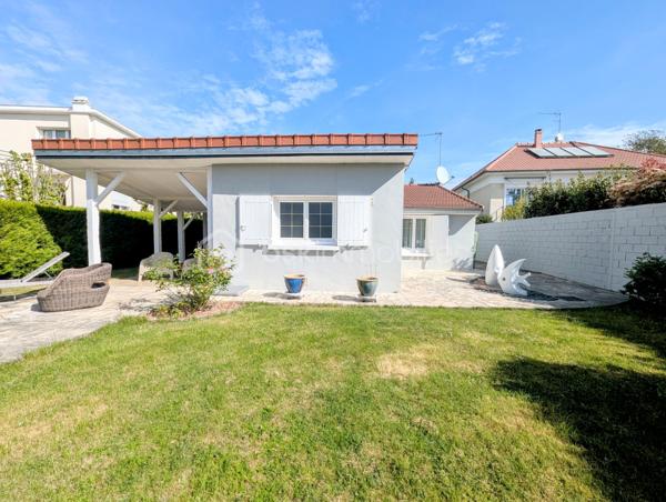 Dans un environnement paisible, venez découvrir cette charmante maison de plain-pied de 50m², offrant un cadre de vie idéal à Sucy-en-Brie.

Entrez et découvrez un intérieur fonctionnel et bien pensé, composé d'une entrée desservant une salle d'eau avec WC, une cuisine équipée, une chambre confortable et un agréable séjour.

L'atout majeur de ce bien ? Son exceptionnel extérieur plein sud ! Édifiée sur un vaste terrain de 730m², la maison vous invite à la détente avec ses deux grandes terrasses, dont un superbe espace couvert pour profiter des beaux jours en toute saison.

Une place de parking extérieure et une cabane de jardin complèteront ce bien.

A visiter sans tarder !