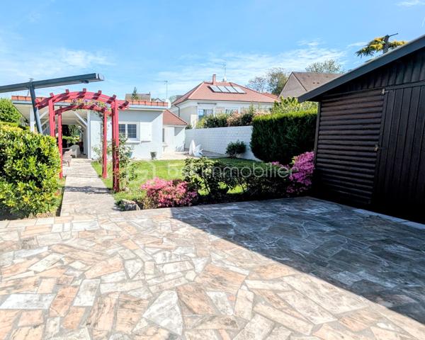 Dans un environnement paisible, venez découvrir cette charmante maison de plain-pied de 50m², offrant un cadre de vie idéal à Sucy-en-Brie.

Entrez et découvrez un intérieur fonctionnel et bien pensé, composé d'une entrée desservant une salle d'eau avec WC, une cuisine équipée, une chambre confortable et un agréable séjour.

L'atout majeur de ce bien ? Son exceptionnel extérieur plein sud ! Édifiée sur un vaste terrain de 730m², la maison vous invite à la détente avec ses deux grandes terrasses, dont un superbe espace couvert pour profiter des beaux jours en toute saison.

Une place de parking extérieure et une cabane de jardin complèteront ce bien.

A visiter sans tarder !