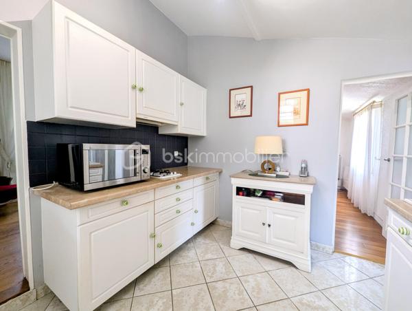 Dans un environnement paisible, venez découvrir cette charmante maison de plain-pied de 50m², offrant un cadre de vie idéal à Sucy-en-Brie.

Entrez et découvrez un intérieur fonctionnel et bien pensé, composé d'une entrée desservant une salle d'eau avec WC, une cuisine équipée, une chambre confortable et un agréable séjour.

L'atout majeur de ce bien ? Son exceptionnel extérieur plein sud ! Édifiée sur un vaste terrain de 730m², la maison vous invite à la détente avec ses deux grandes terrasses, dont un superbe espace couvert pour profiter des beaux jours en toute saison.

Une place de parking extérieure et une cabane de jardin complèteront ce bien.

A visiter sans tarder !