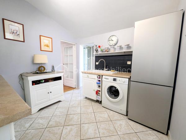 Dans un environnement paisible, venez découvrir cette charmante maison de plain-pied de 50m², offrant un cadre de vie idéal à Sucy-en-Brie.

Entrez et découvrez un intérieur fonctionnel et bien pensé, composé d'une entrée desservant une salle d'eau avec WC, une cuisine équipée, une chambre confortable et un agréable séjour.

L'atout majeur de ce bien ? Son exceptionnel extérieur plein sud ! Édifiée sur un vaste terrain de 730m², la maison vous invite à la détente avec ses deux grandes terrasses, dont un superbe espace couvert pour profiter des beaux jours en toute saison.

Une place de parking extérieure et une cabane de jardin complèteront ce bien.

A visiter sans tarder !