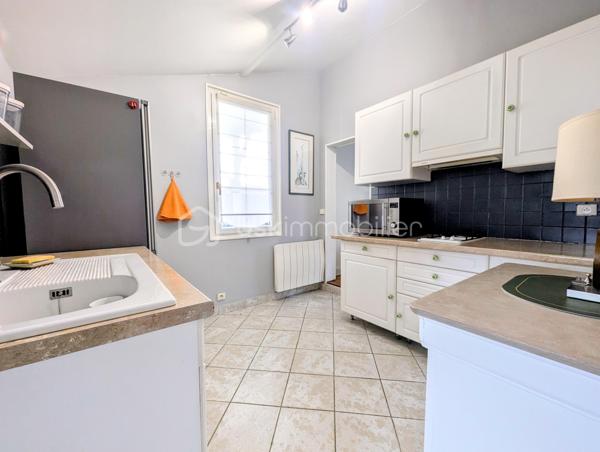 Dans un environnement paisible, venez découvrir cette charmante maison de plain-pied de 50m², offrant un cadre de vie idéal à Sucy-en-Brie.

Entrez et découvrez un intérieur fonctionnel et bien pensé, composé d'une entrée desservant une salle d'eau avec WC, une cuisine équipée, une chambre confortable et un agréable séjour.

L'atout majeur de ce bien ? Son exceptionnel extérieur plein sud ! Édifiée sur un vaste terrain de 730m², la maison vous invite à la détente avec ses deux grandes terrasses, dont un superbe espace couvert pour profiter des beaux jours en toute saison.

Une place de parking extérieure et une cabane de jardin complèteront ce bien.

A visiter sans tarder !