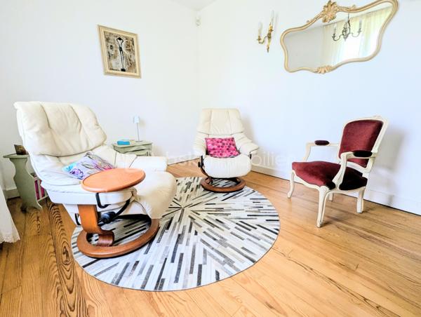 Dans un environnement paisible, venez découvrir cette charmante maison de plain-pied de 50m², offrant un cadre de vie idéal à Sucy-en-Brie.

Entrez et découvrez un intérieur fonctionnel et bien pensé, composé d'une entrée desservant une salle d'eau avec WC, une cuisine équipée, une chambre confortable et un agréable séjour.

L'atout majeur de ce bien ? Son exceptionnel extérieur plein sud ! Édifiée sur un vaste terrain de 730m², la maison vous invite à la détente avec ses deux grandes terrasses, dont un superbe espace couvert pour profiter des beaux jours en toute saison.

Une place de parking extérieure et une cabane de jardin complèteront ce bien.

A visiter sans tarder !