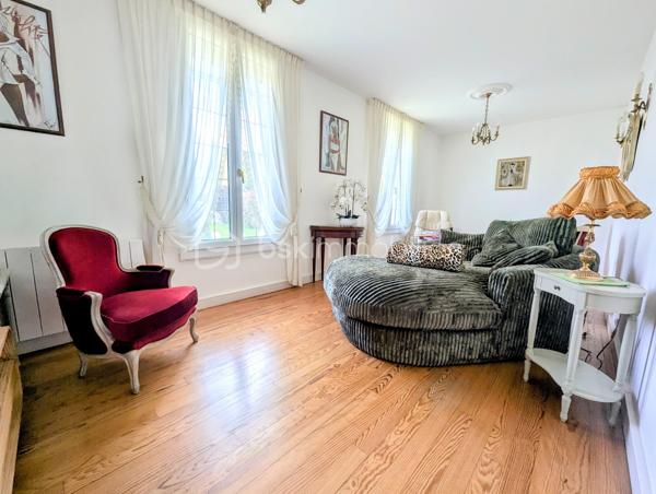 Dans un environnement paisible, venez découvrir cette charmante maison de plain-pied de 50m², offrant un cadre de vie idéal à Sucy-en-Brie.

Entrez et découvrez un intérieur fonctionnel et bien pensé, composé d'une entrée desservant une salle d'eau avec WC, une cuisine équipée, une chambre confortable et un agréable séjour.

L'atout majeur de ce bien ? Son exceptionnel extérieur plein sud ! Édifiée sur un vaste terrain de 730m², la maison vous invite à la détente avec ses deux grandes terrasses, dont un superbe espace couvert pour profiter des beaux jours en toute saison.

Une place de parking extérieure et une cabane de jardin complèteront ce bien.

A visiter sans tarder !