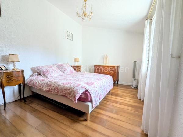 Dans un environnement paisible, venez découvrir cette charmante maison de plain-pied de 50m², offrant un cadre de vie idéal à Sucy-en-Brie.

Entrez et découvrez un intérieur fonctionnel et bien pensé, composé d'une entrée desservant une salle d'eau avec WC, une cuisine équipée, une chambre confortable et un agréable séjour.

L'atout majeur de ce bien ? Son exceptionnel extérieur plein sud ! Édifiée sur un vaste terrain de 730m², la maison vous invite à la détente avec ses deux grandes terrasses, dont un superbe espace couvert pour profiter des beaux jours en toute saison.

Une place de parking extérieure et une cabane de jardin complèteront ce bien.

A visiter sans tarder !